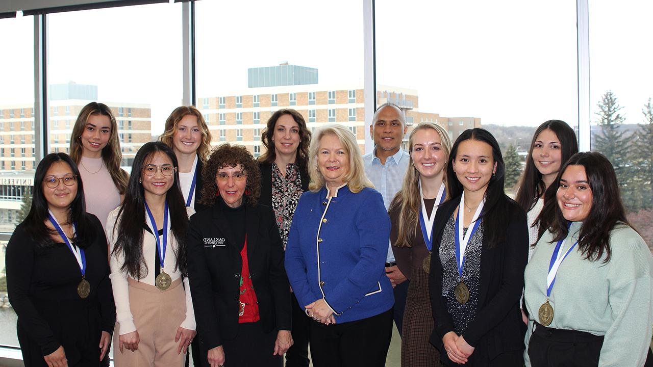 Vereena Salib, Kristin Henein, Olivia Racette, Morgan Markel, Dr. Gerard Madlambayan，教务长Britt Rios-Ellis，博士. Sarah Hosch，总裁Ora Hirsch Pescovitz, Danielle Dorsen, Huong Tran, Daniela Me